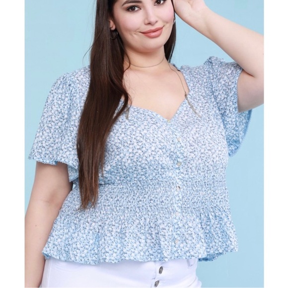 NWT Smocked Dainty Floral Flutter Sleeve Top Plus Sizes - Picture 4 of 10